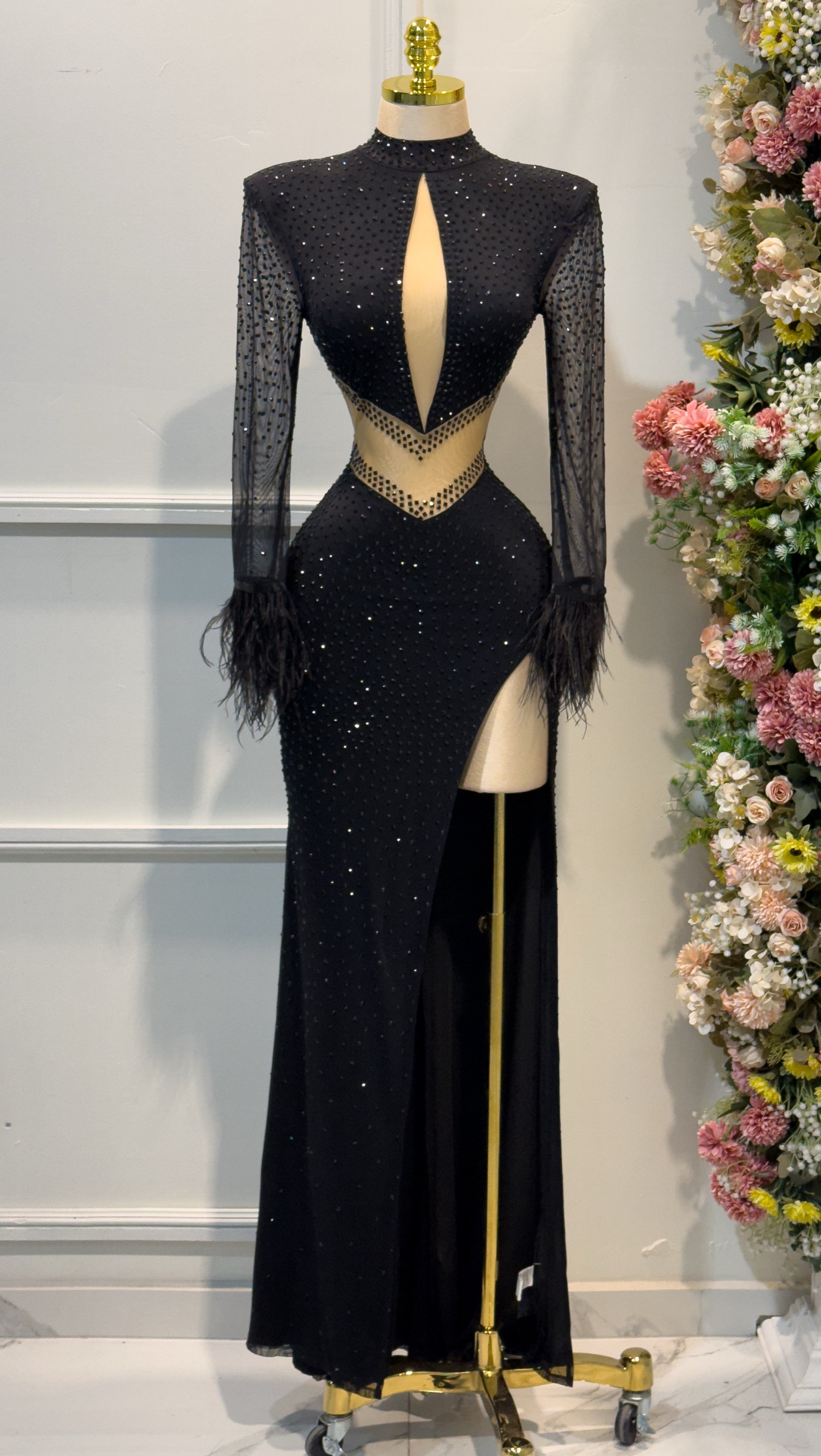 Vestido Negro Con Abertura Y Brillos - Image 4