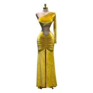 Vestido Amarillo De Terciopelo Con Perlas