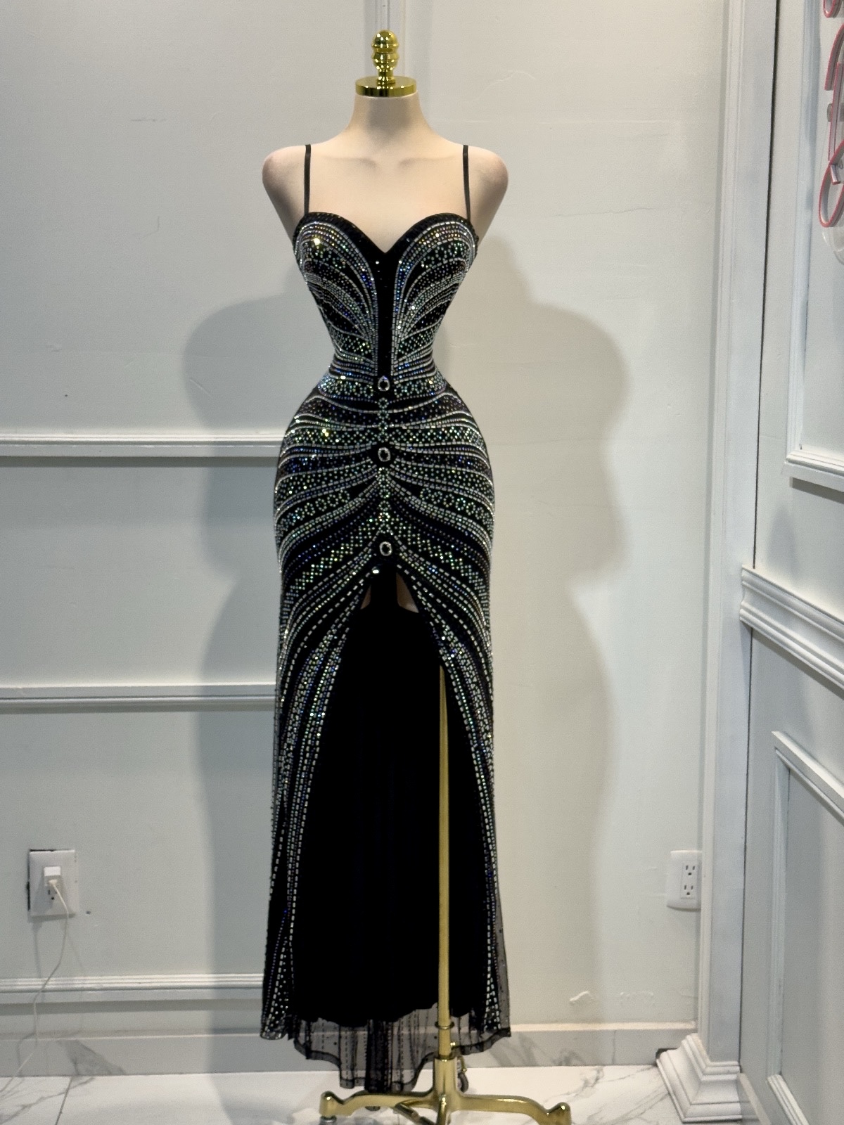 Vestido Negro Con Pedrería Y Escote Corazón - Image 4