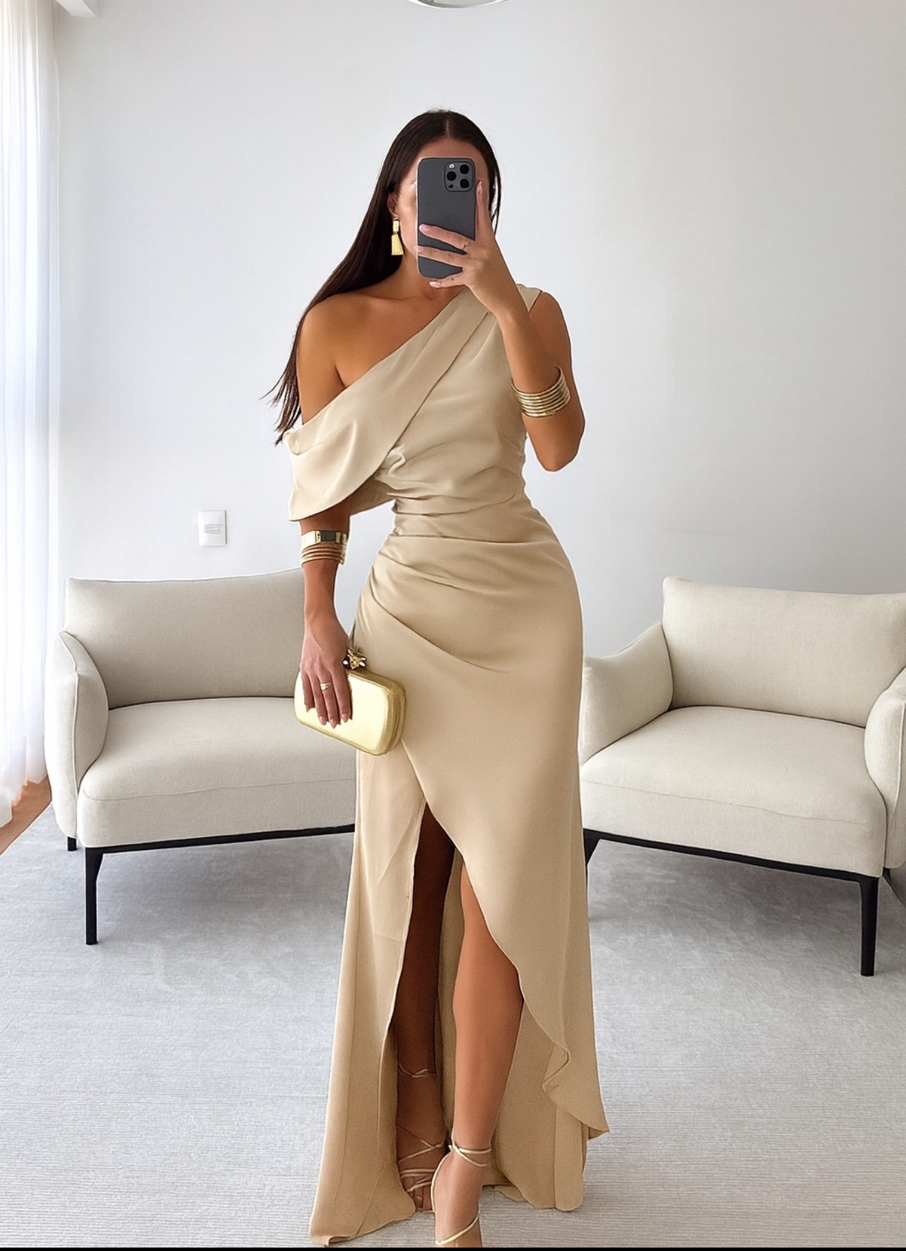 Vestido Champagne Con Hombro Descubierto - Image 3