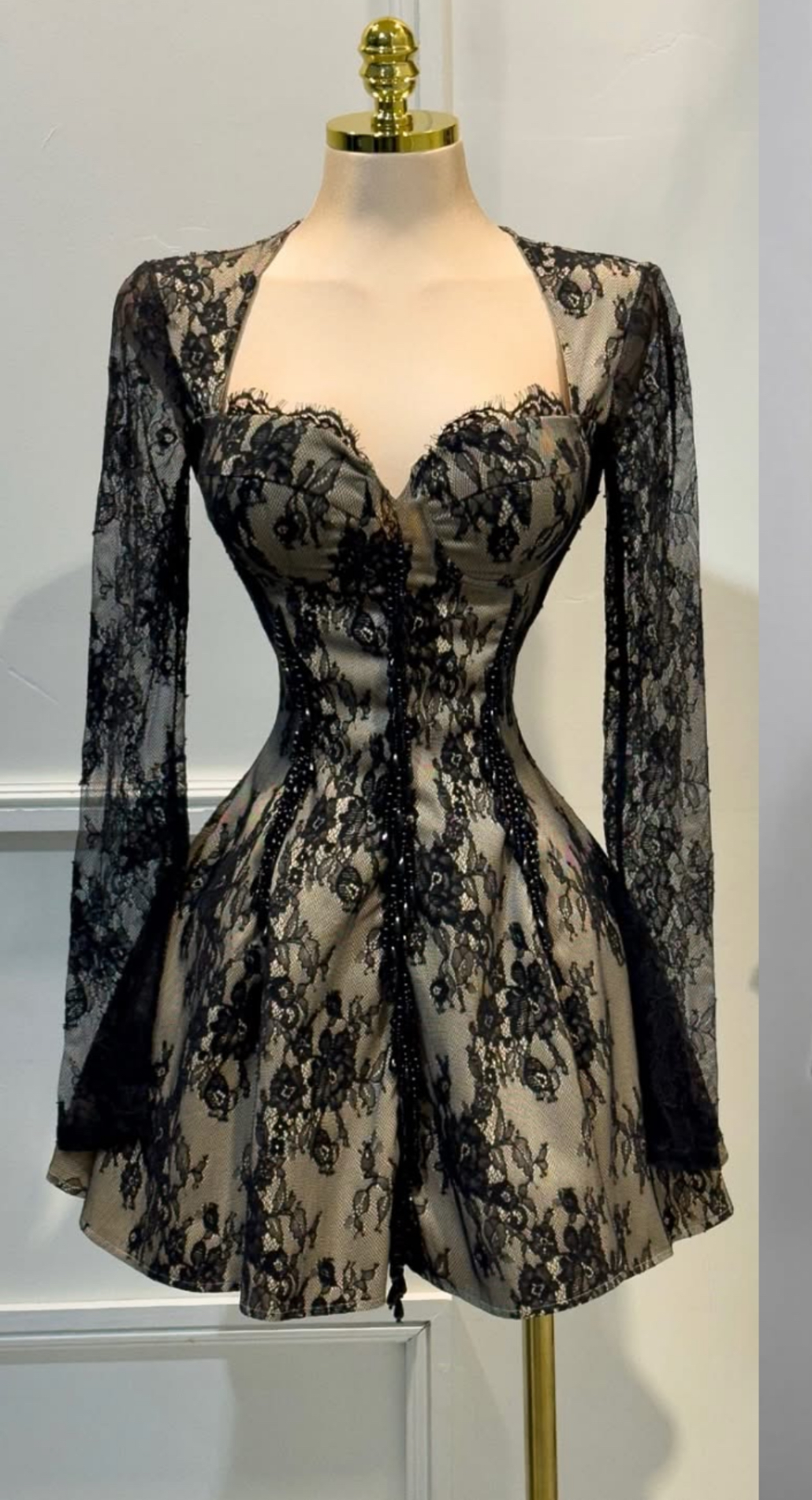 Vestido De Encaje Negro Con Fondo Beige Y Mangas Largas - Image 4