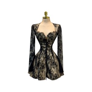 Vestido De Encaje Negro Con Fondo Beige Y Mangas Largas