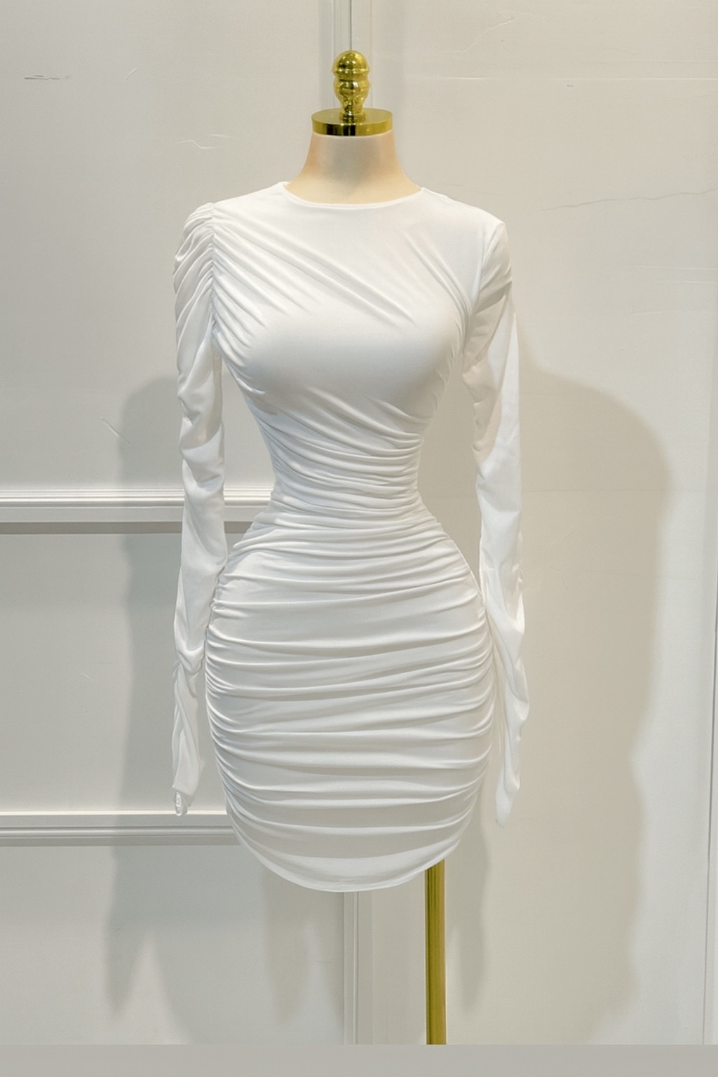 Vestido Blanco Corto De Manga Larga Con Drapeado - Image 4