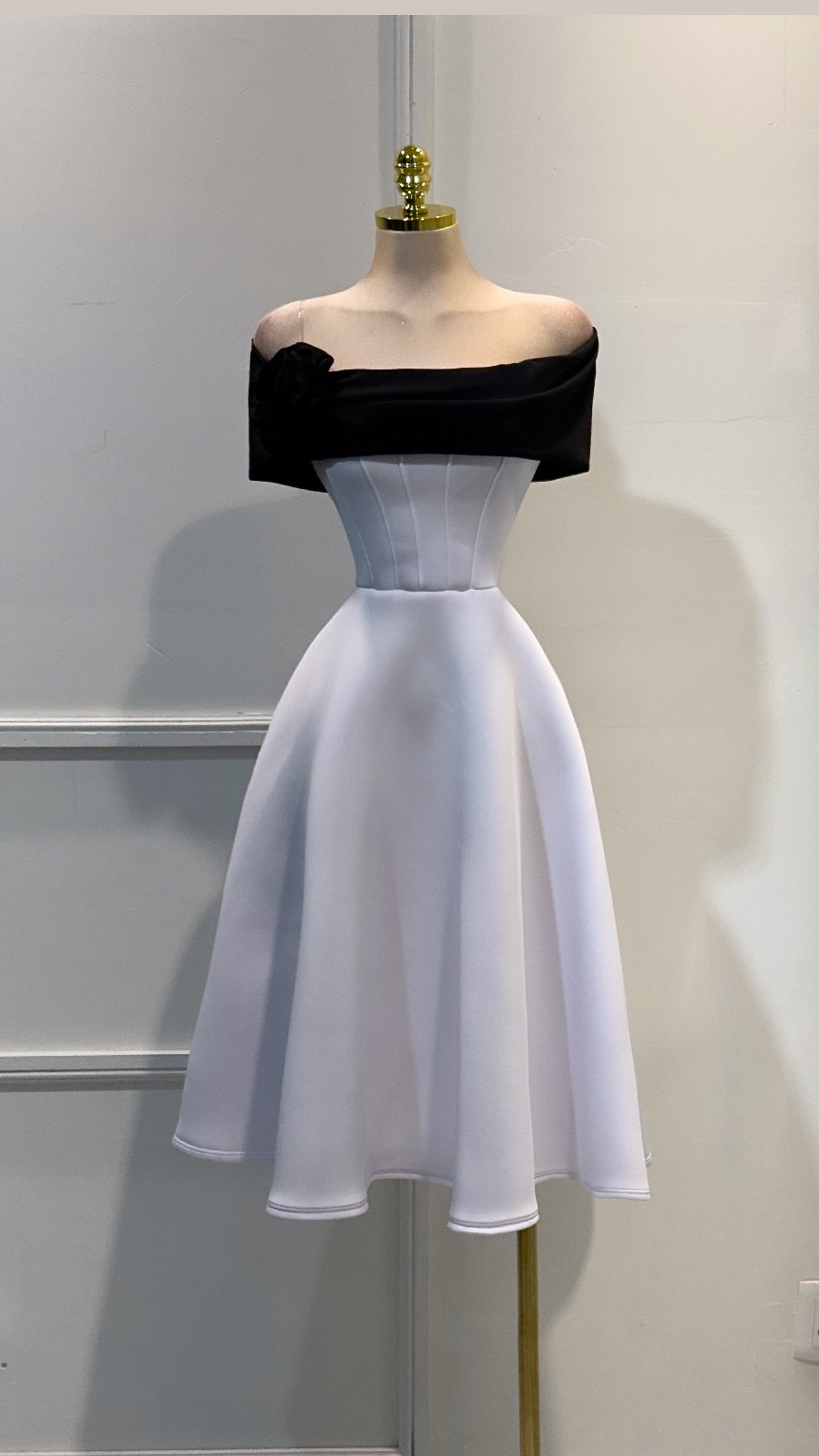 Vestido Blanco Y Negro Con Falda Amplia - Image 3