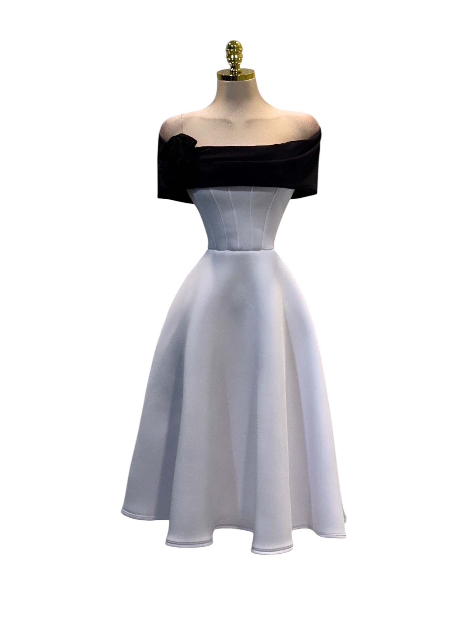 Vestido Blanco Y Negro Con Falda Amplia - Image 2