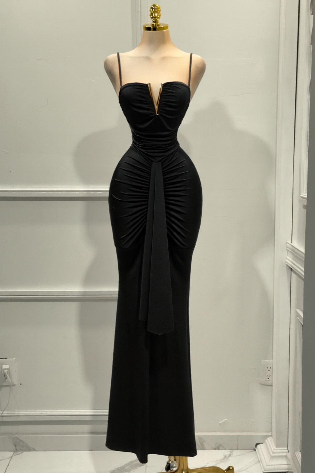 Vestido Negro De Licra Con Escote Profundo - Image 3