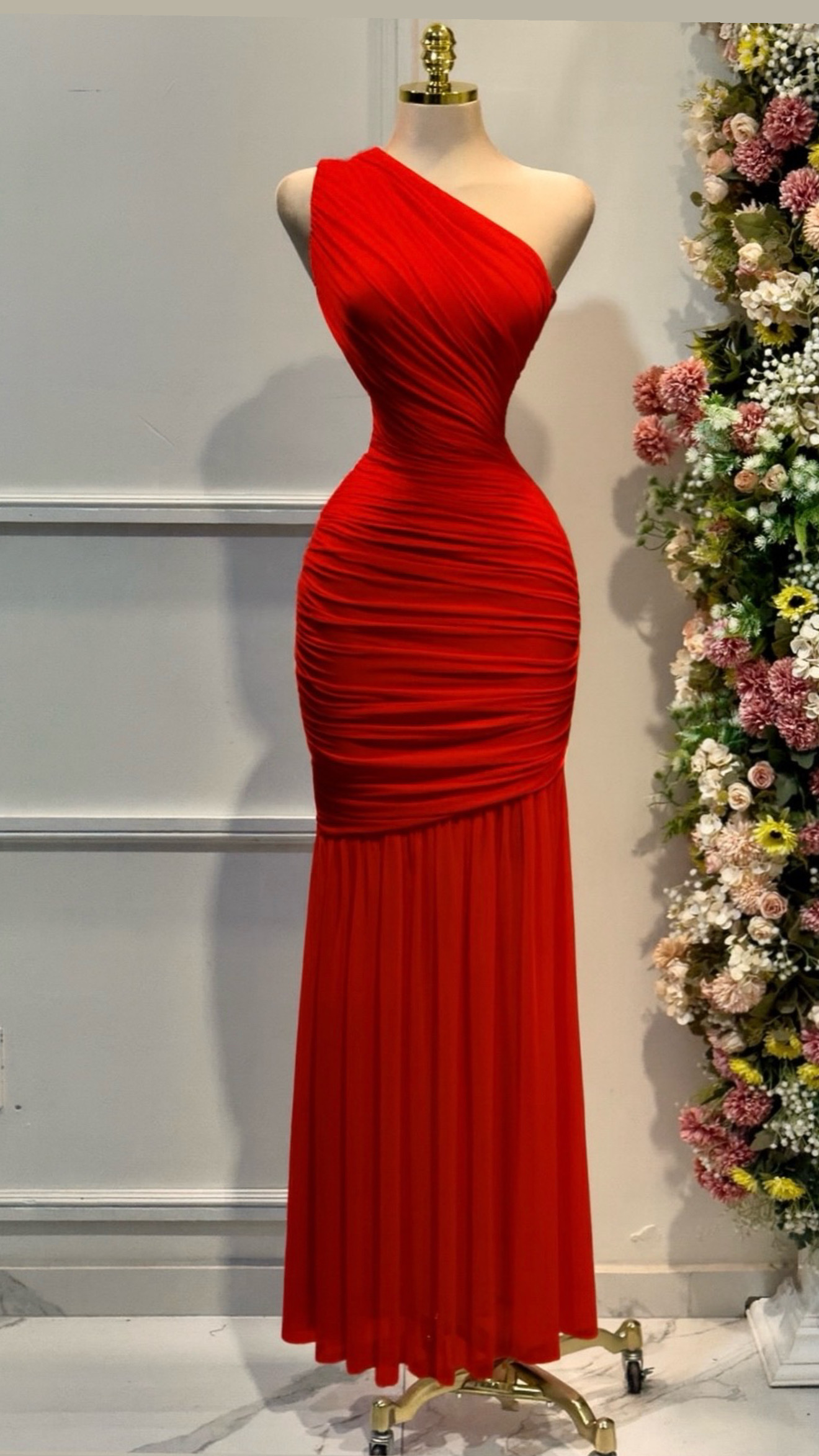 Vestido Rojo Largo De Un Hombro Con Drapeado - Image 4