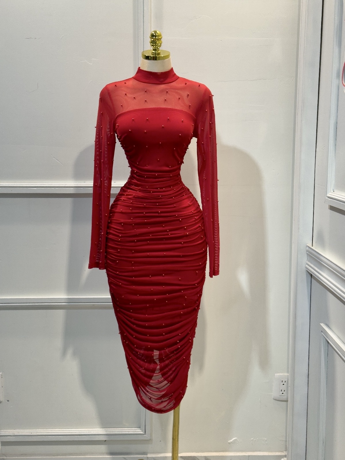 Vestido Rojo Con Manga Larga Y Perlas - Image 3