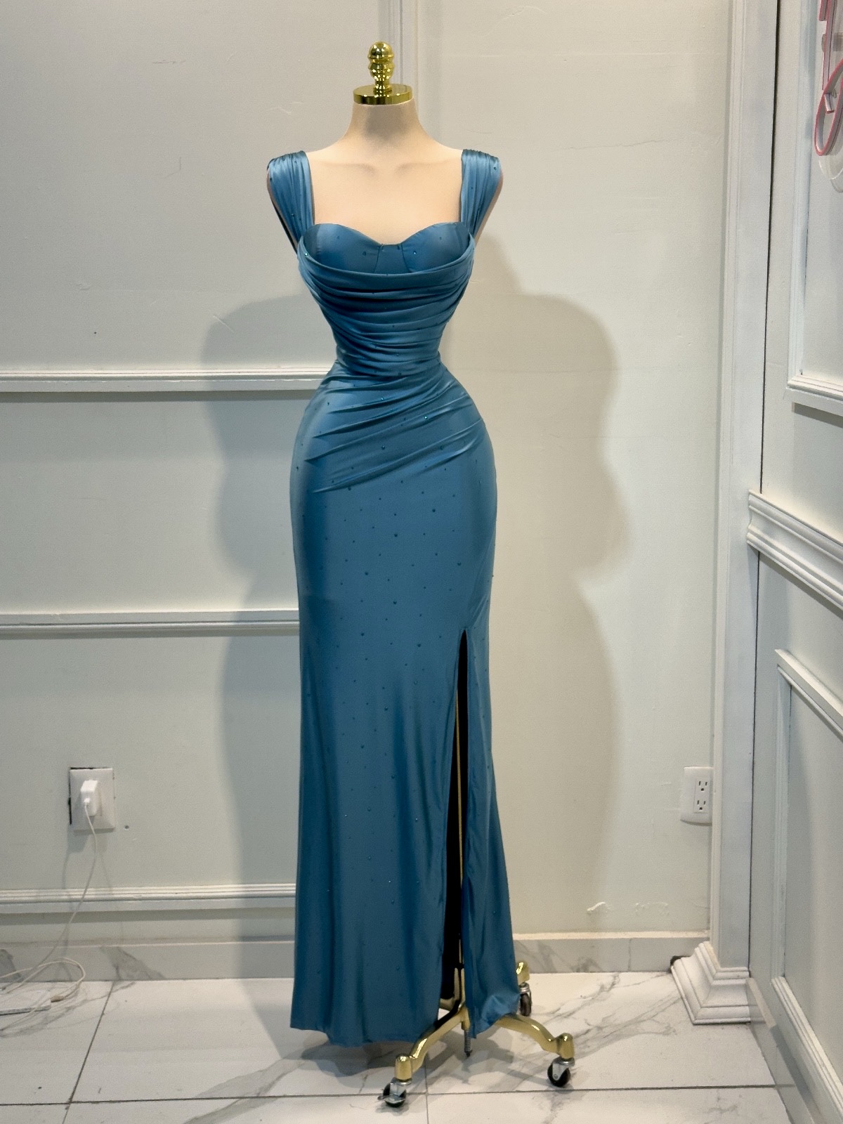 Vestido Azul Satinado Con Piedras - Image 3