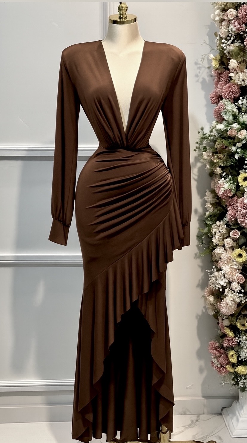 Vestido Café De Manga Larga Con Escote Profundo - Image 3