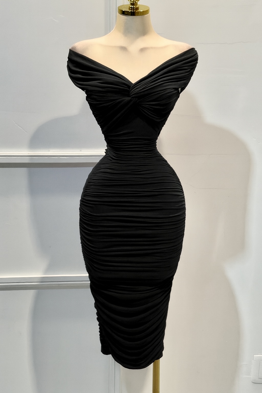 Vestido Negro Midi Con Escote - Image 3