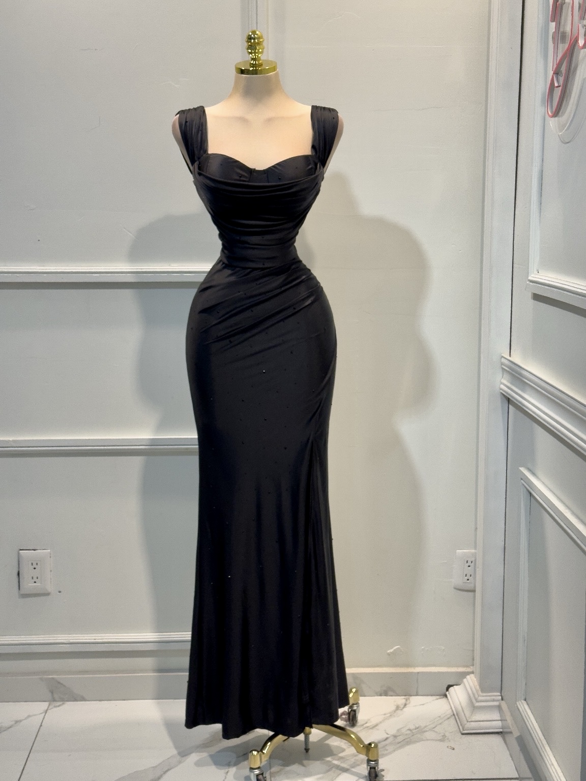 Vestido Negro Largo Con Escote - Image 3