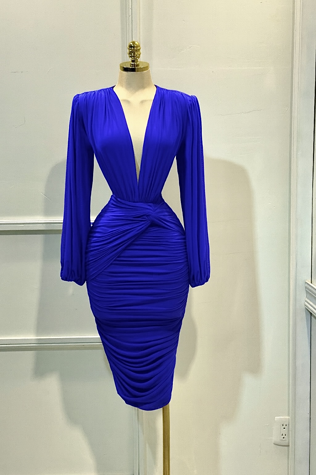 Vestido Azul Corto Con Escote Profundo - Image 3