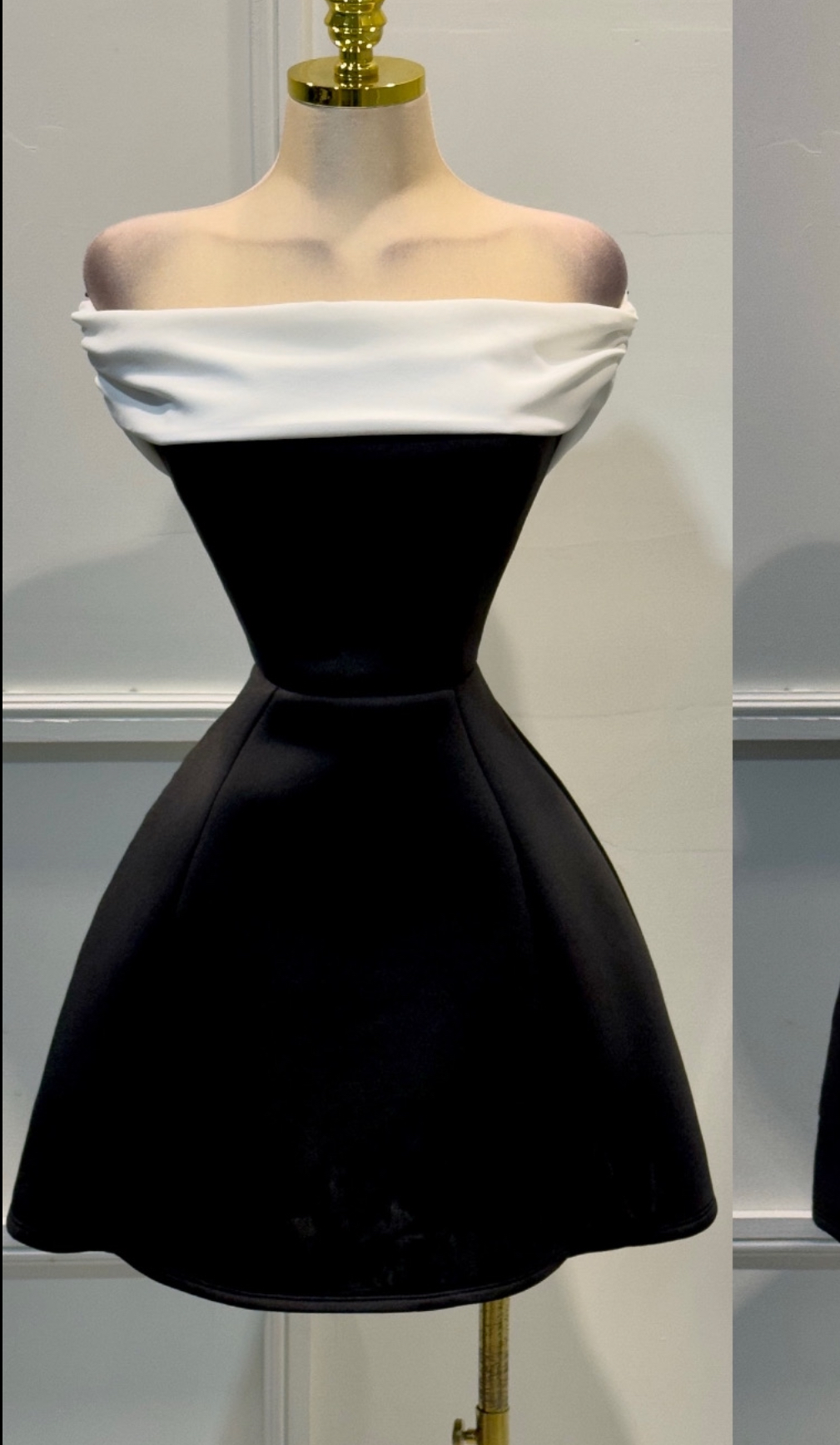 Vestido Blanco Y Negro Corto Strapless - Image 4