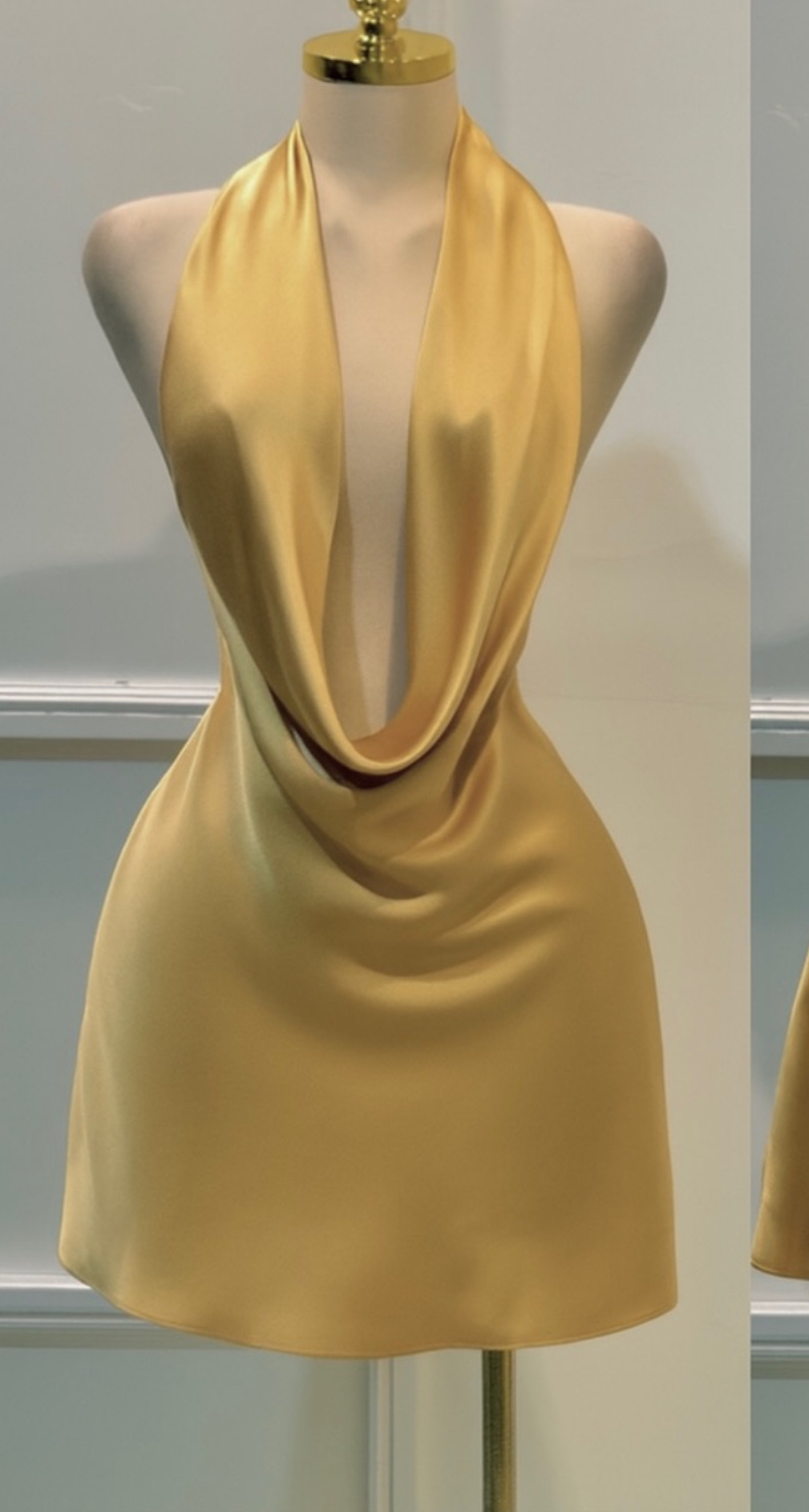 Vestido Corto Amarillo Satinado Con Escote - Image 4