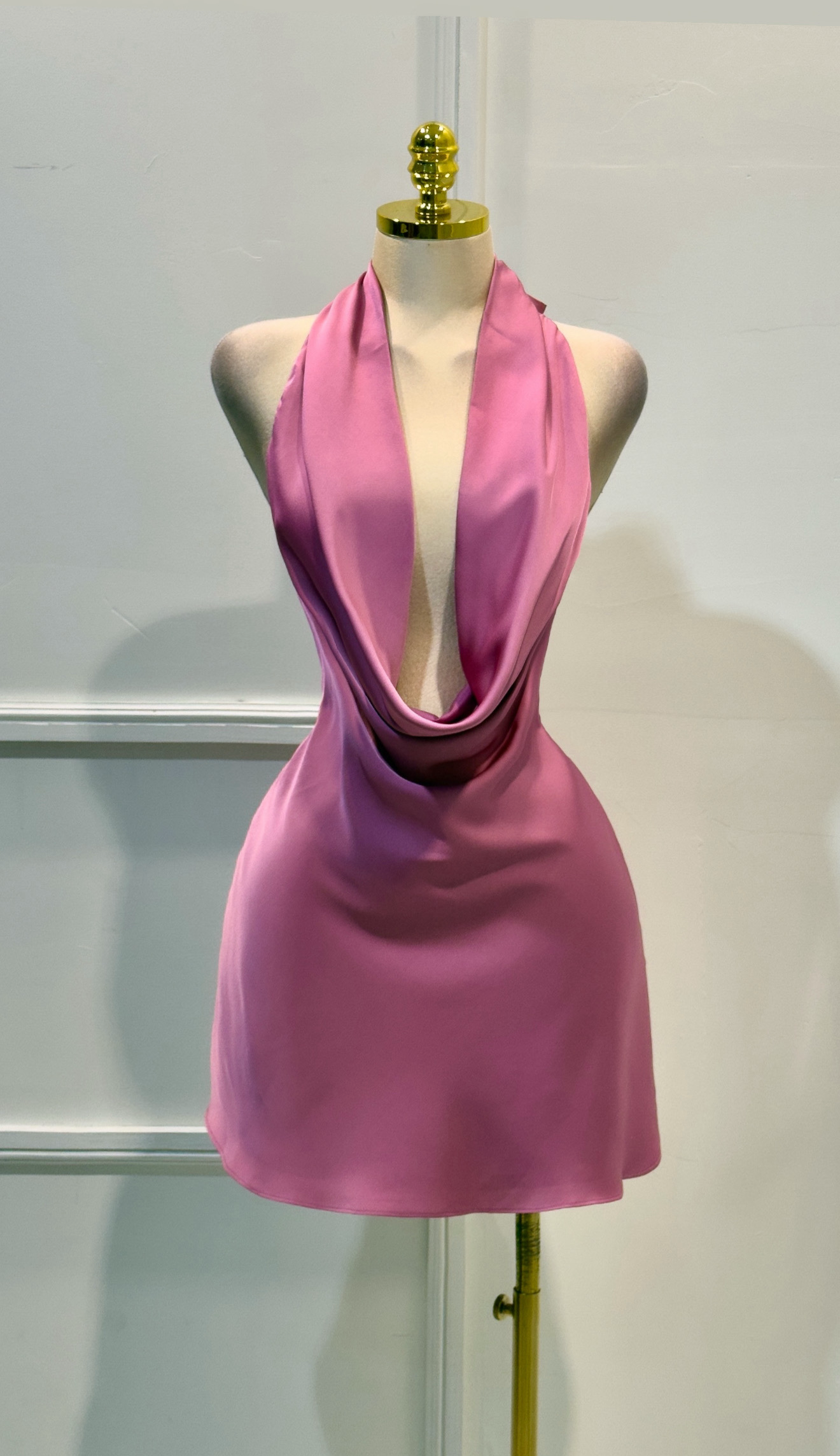 Vestido Corto Rosa Satinado Con Escote - Image 4
