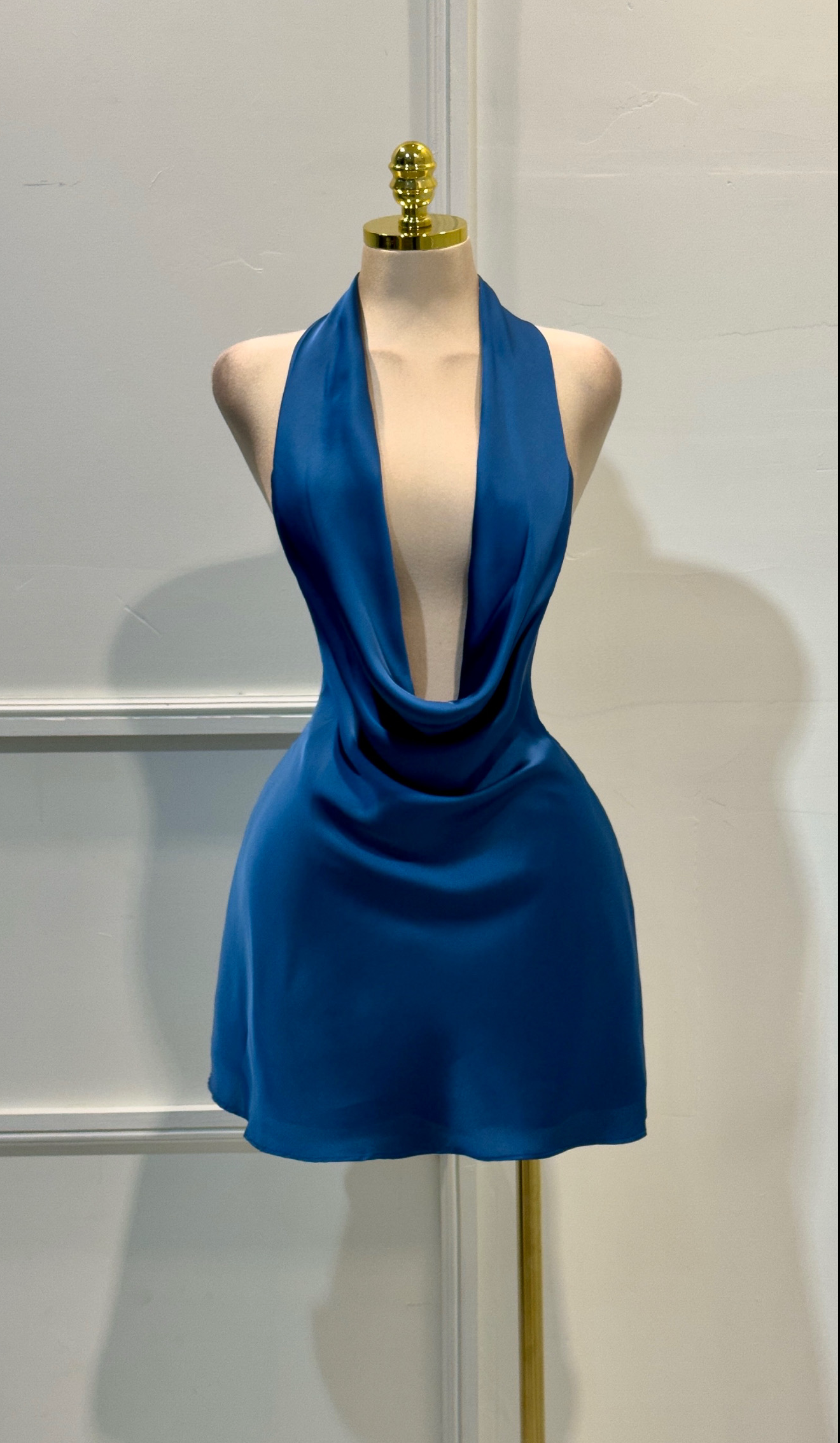 Vestido Corto Azul Satinado Con Escote - Image 4
