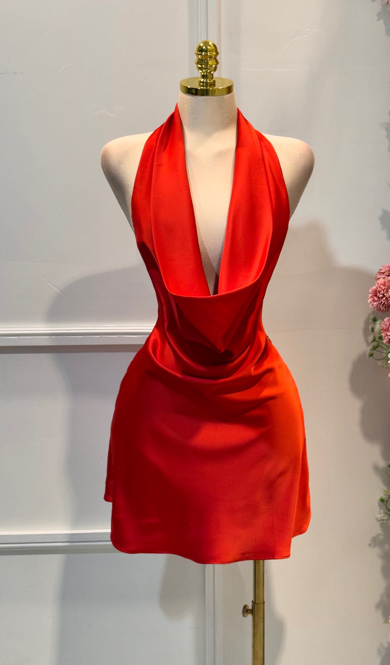 Vestido Corto Rojo Satinado Con Escote - Image 4