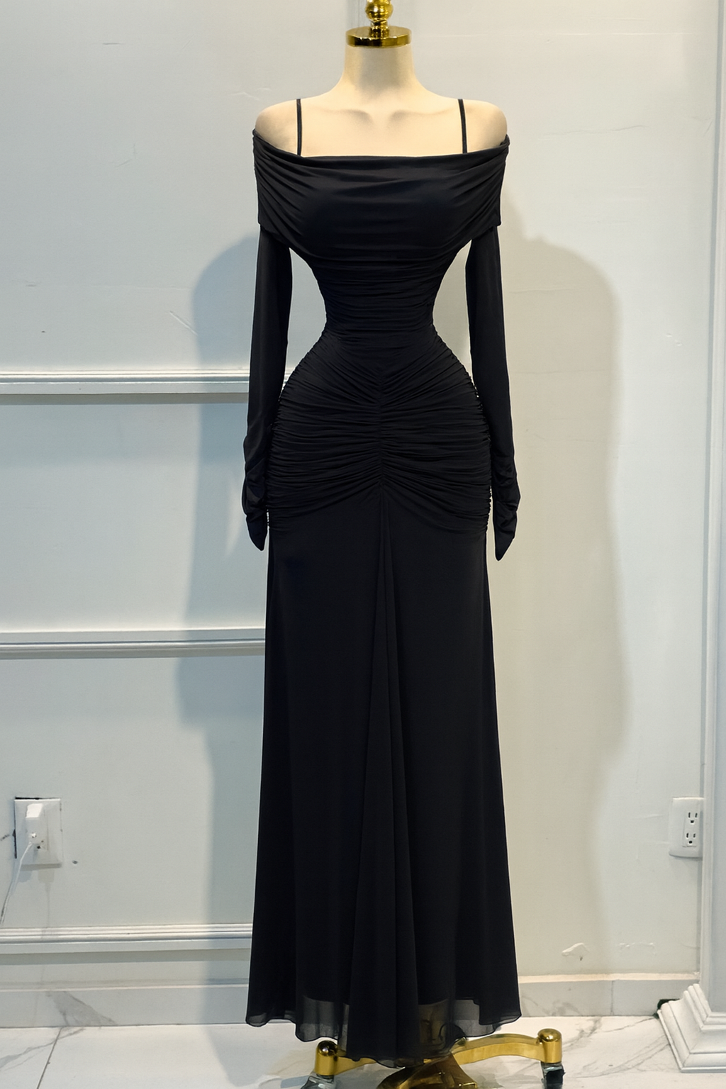Vestido Negro Con Mangas Largas - Image 4