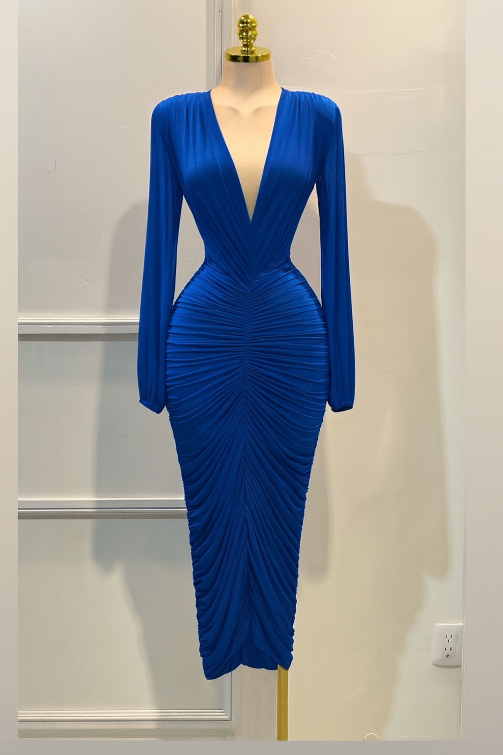 Vestido Azul Rey Midi Con Escote Profundo - Image 4