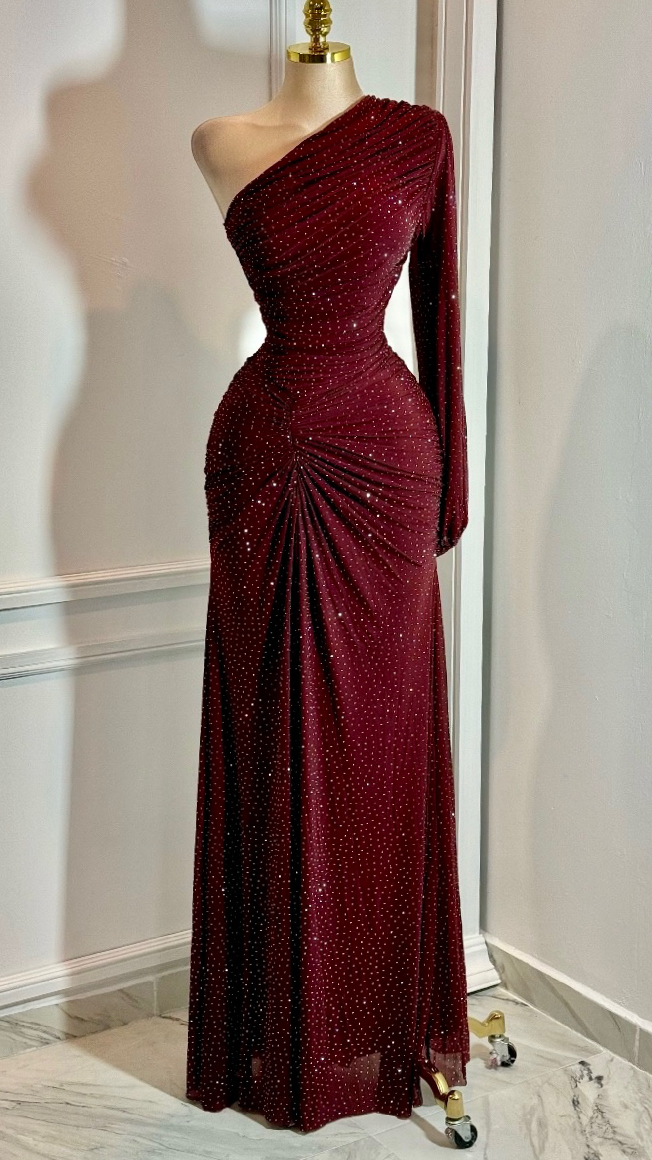 Vestido Vino Asimétrico Con Brillos y Drapeado - Image 3