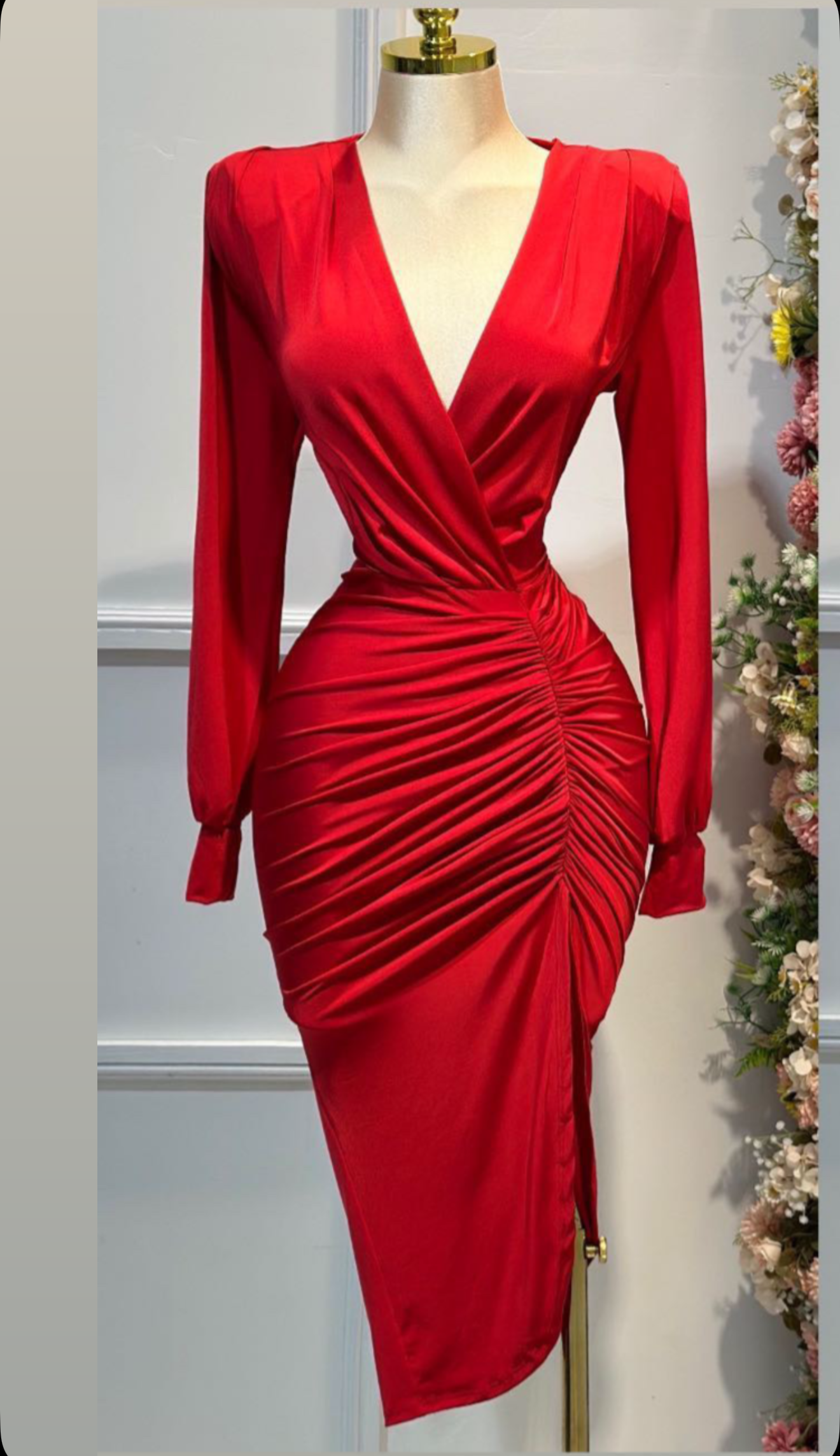 Vestido Rojo Midi Con Escote Profundo - Image 4