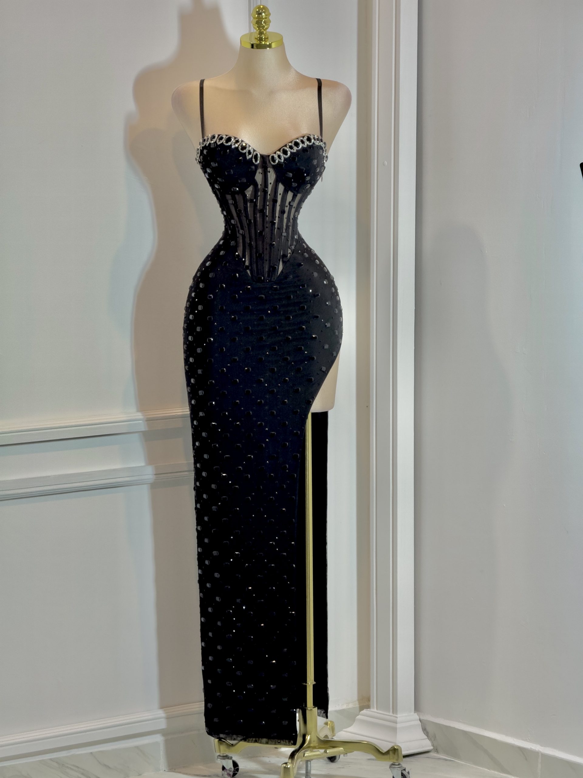 Vestido Negro Con Piedras - Image 3