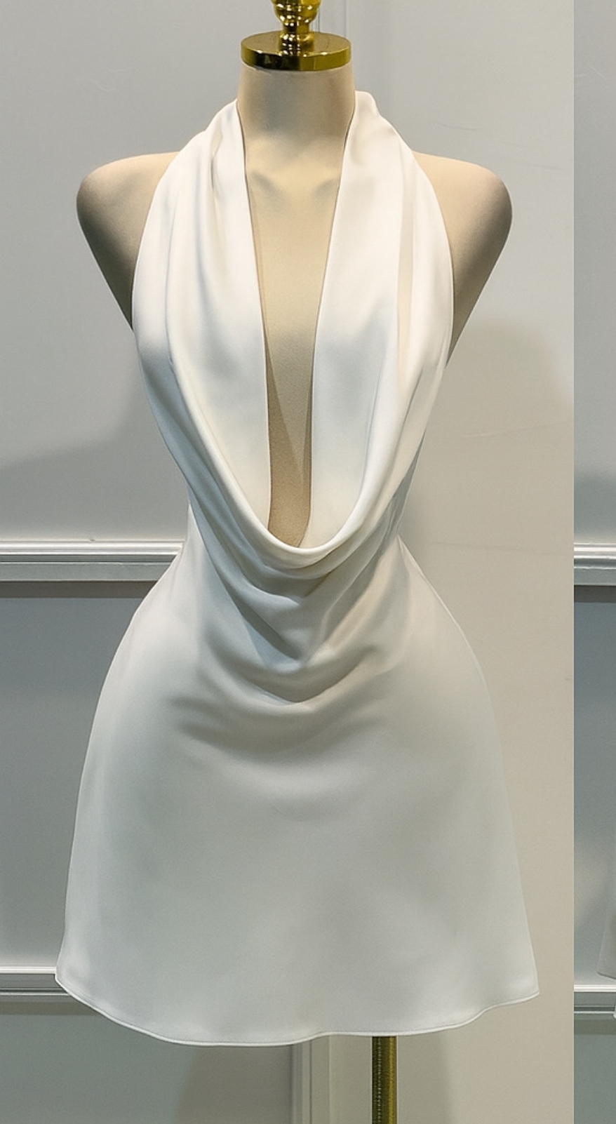 Vestido Corto Blanco Satinado Con Escote - Image 4