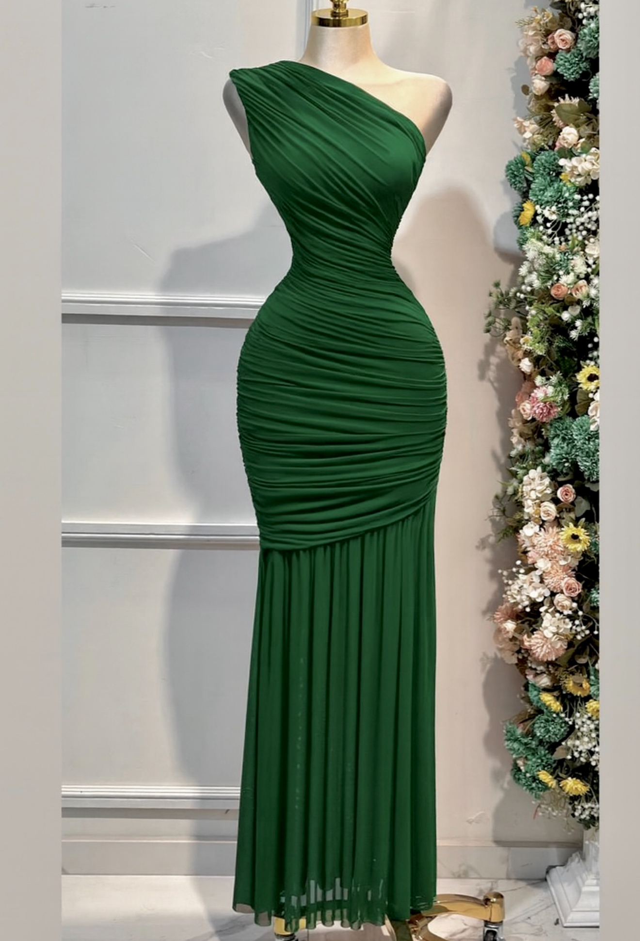 Vestido Verde Esmeralda Asimétrico - Image 4