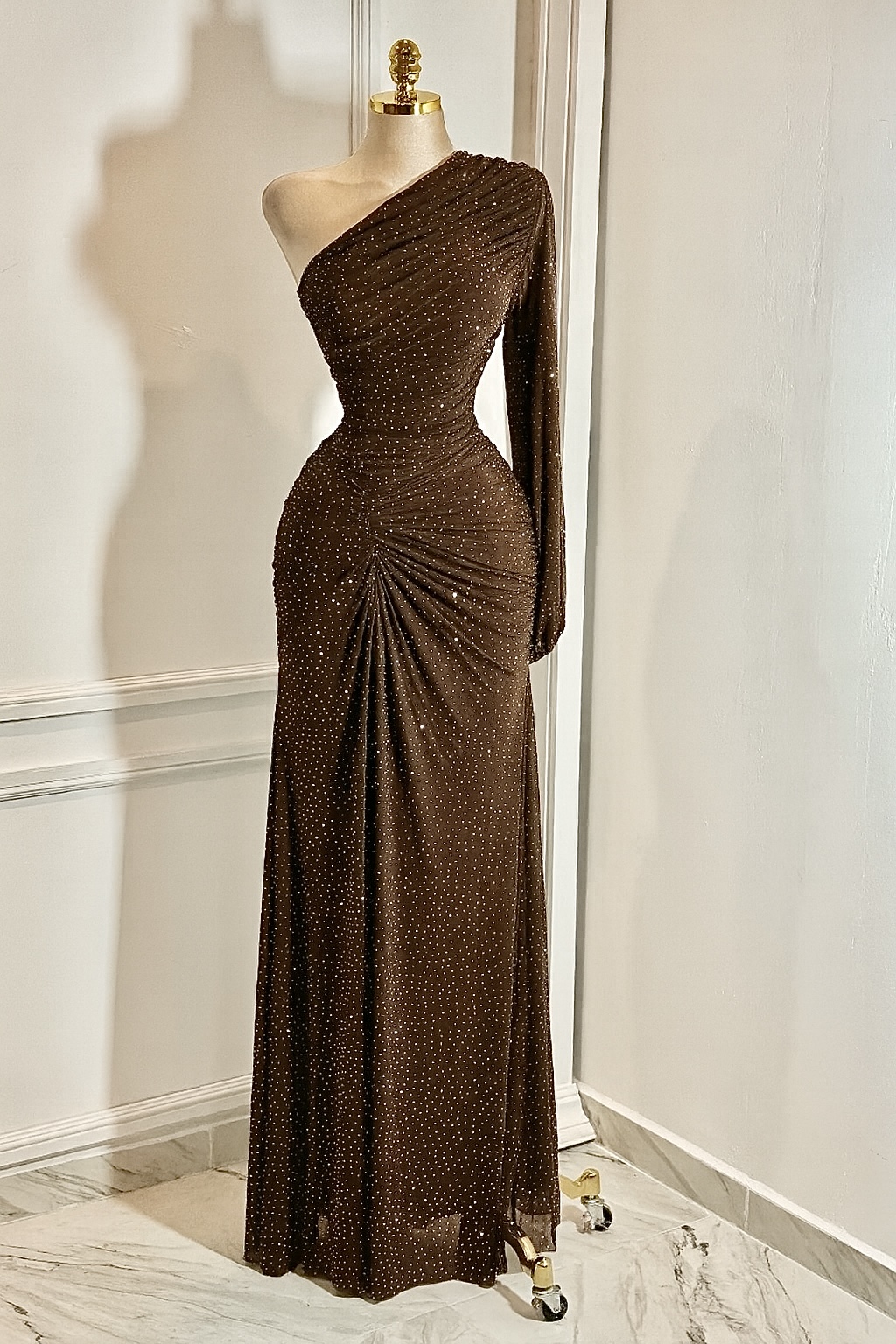 Vestido Cafe Con Piedras De Una Manga - Image 4