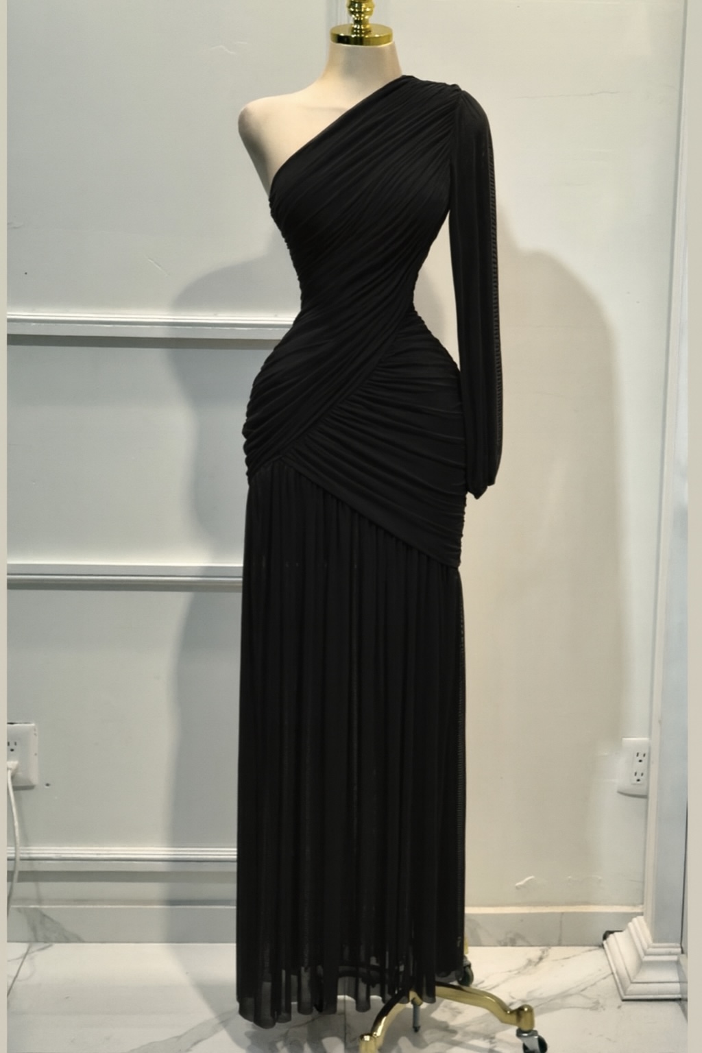 Vestido Negro De Una Manga - Image 4