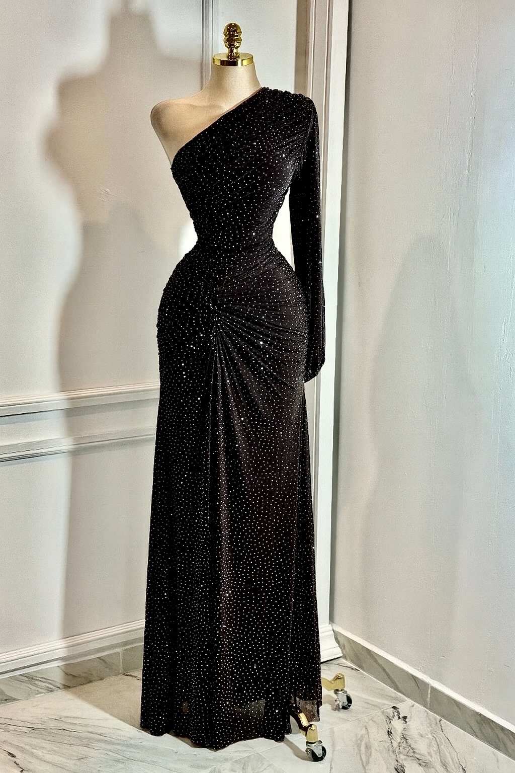 Vestido Negro Con Piedras De Una Manga - Image 3