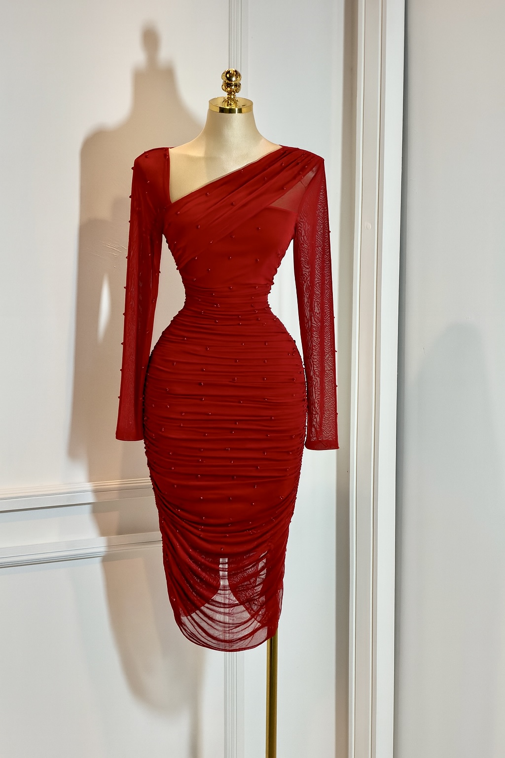 Vestido Rojo Con Perlas - Image 3