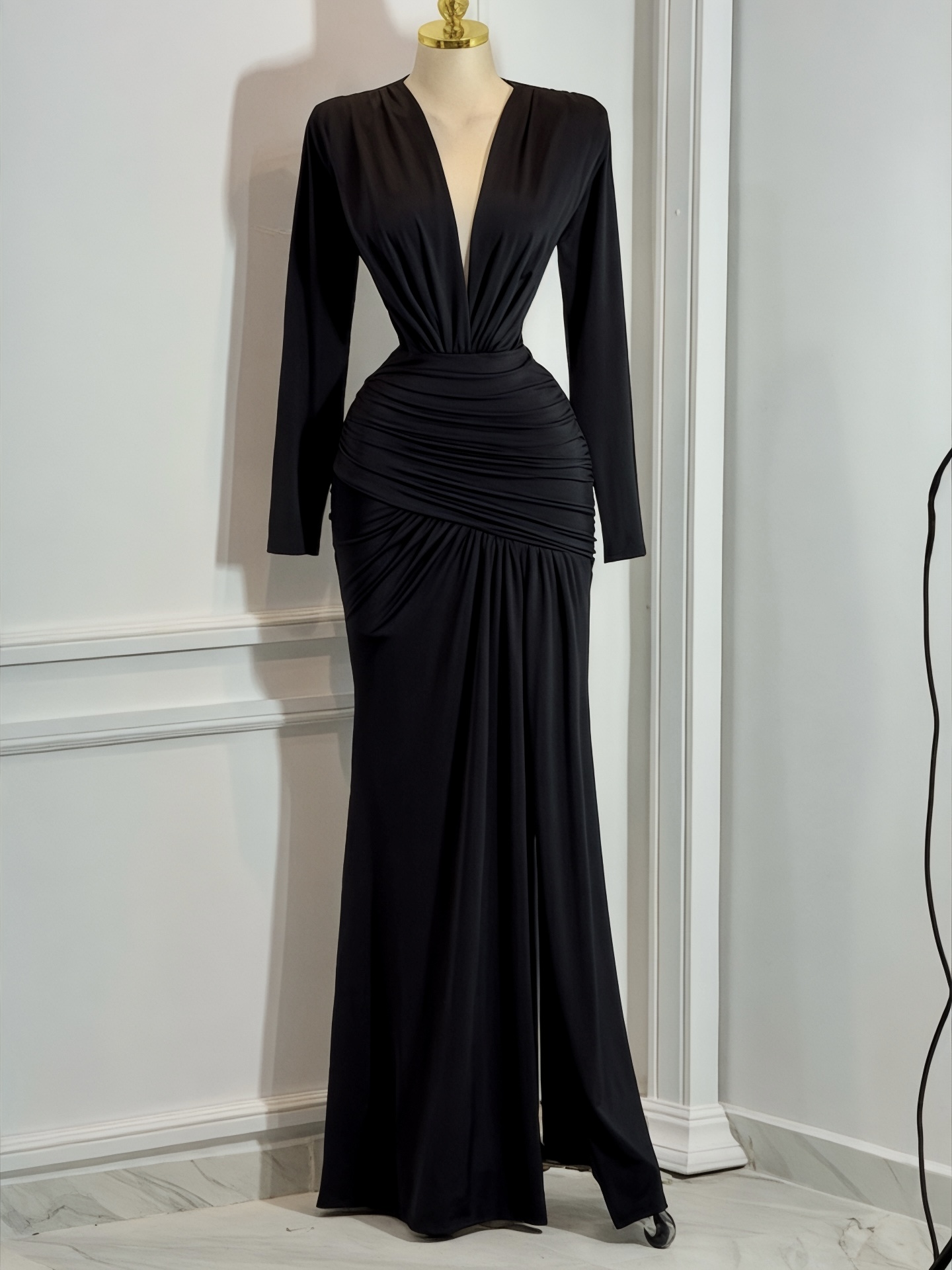 Vestido Negro De Licra Con Ecoste En V - Image 3