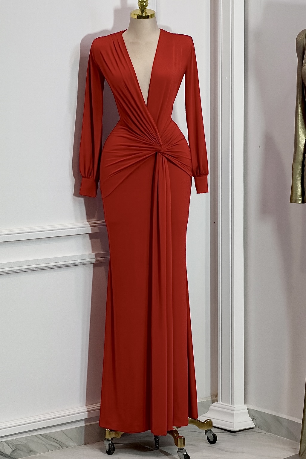 Vestido Rojo De Licra Con Escote Profundo - Image 4