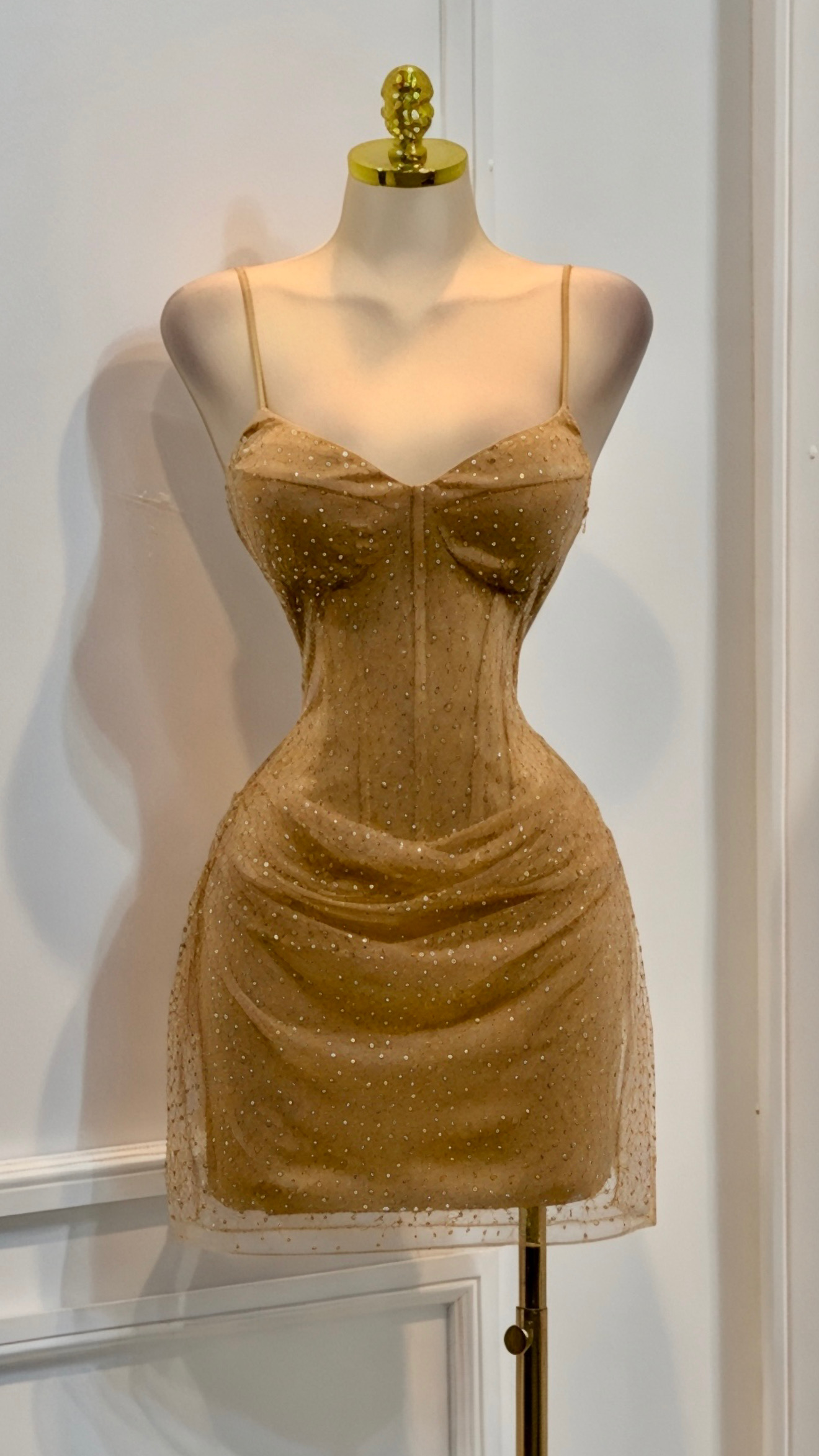 Vestido Dorado Corto Con Piedras - Image 3