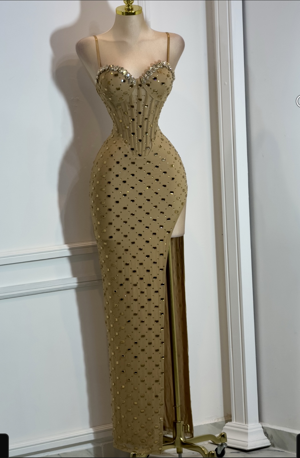 Vestido Dorado Con Piedras - Image 4