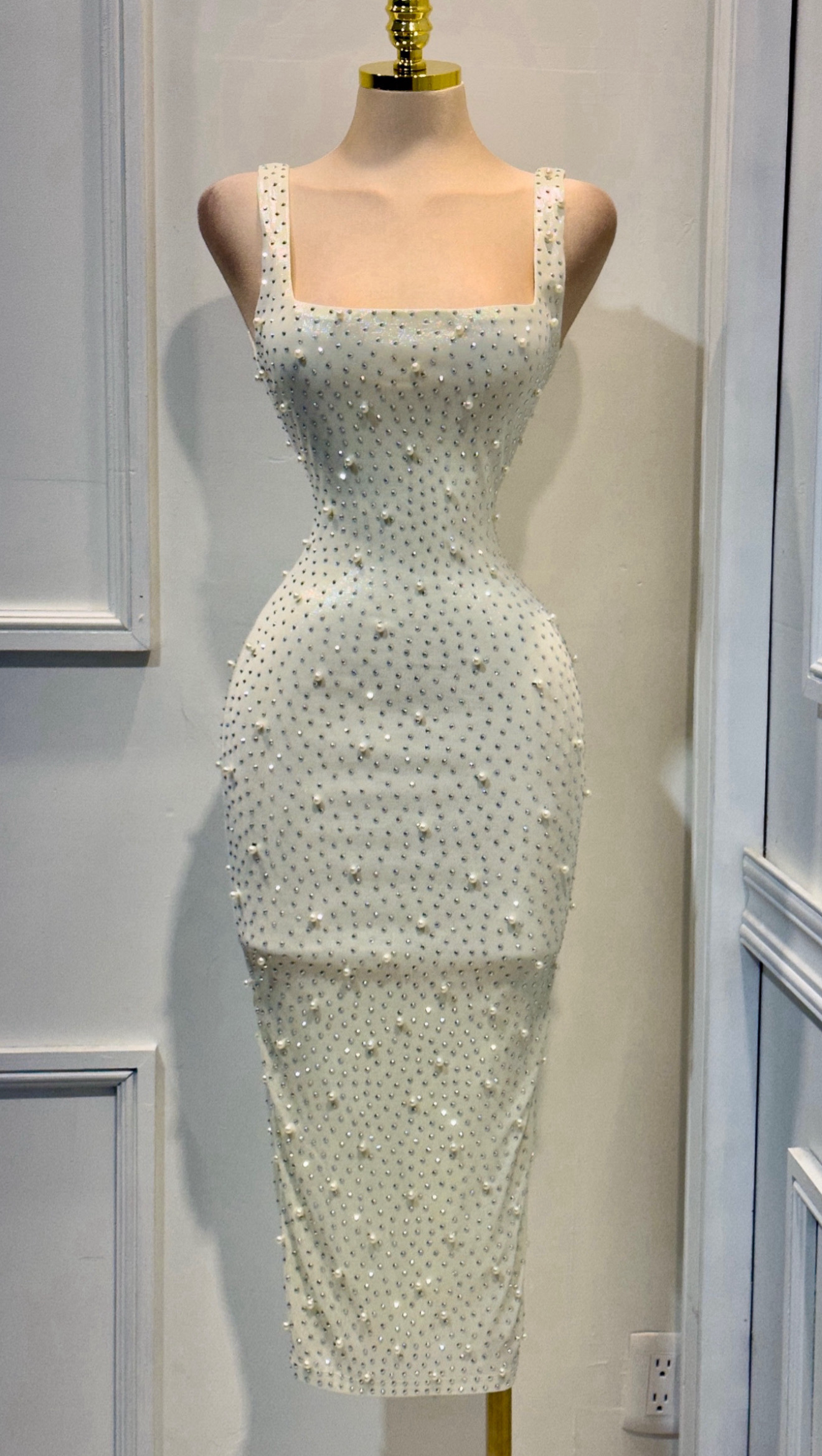 Vestido Blanco Con Perlas - Image 4