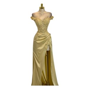 Vestido Color Oro Con Abertura