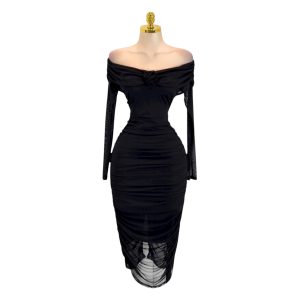 Vestido Negro Con Drapeado Y Flor En El Pecho