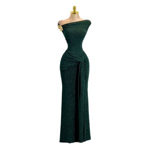 Vestido Verde Oscuro Con Broche Dorado Y Corte Asimétrico