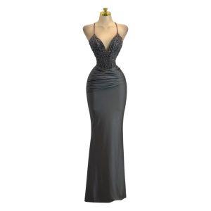 Vestido Gris Con Escote Profundo Y Pedrería