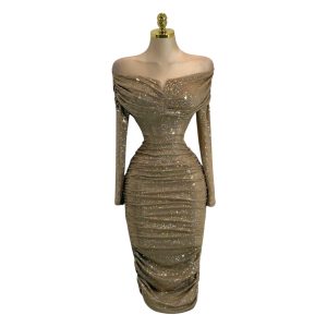 Vestido Dorado Con Brillos Y Escote Caído De Hombros