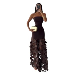 Vestido Largo Café Strapless Con Falda De Apliques Circulares