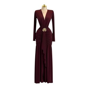 Vestido Vino Largo Con Fruncido Central Y Aplique Floral Dorado