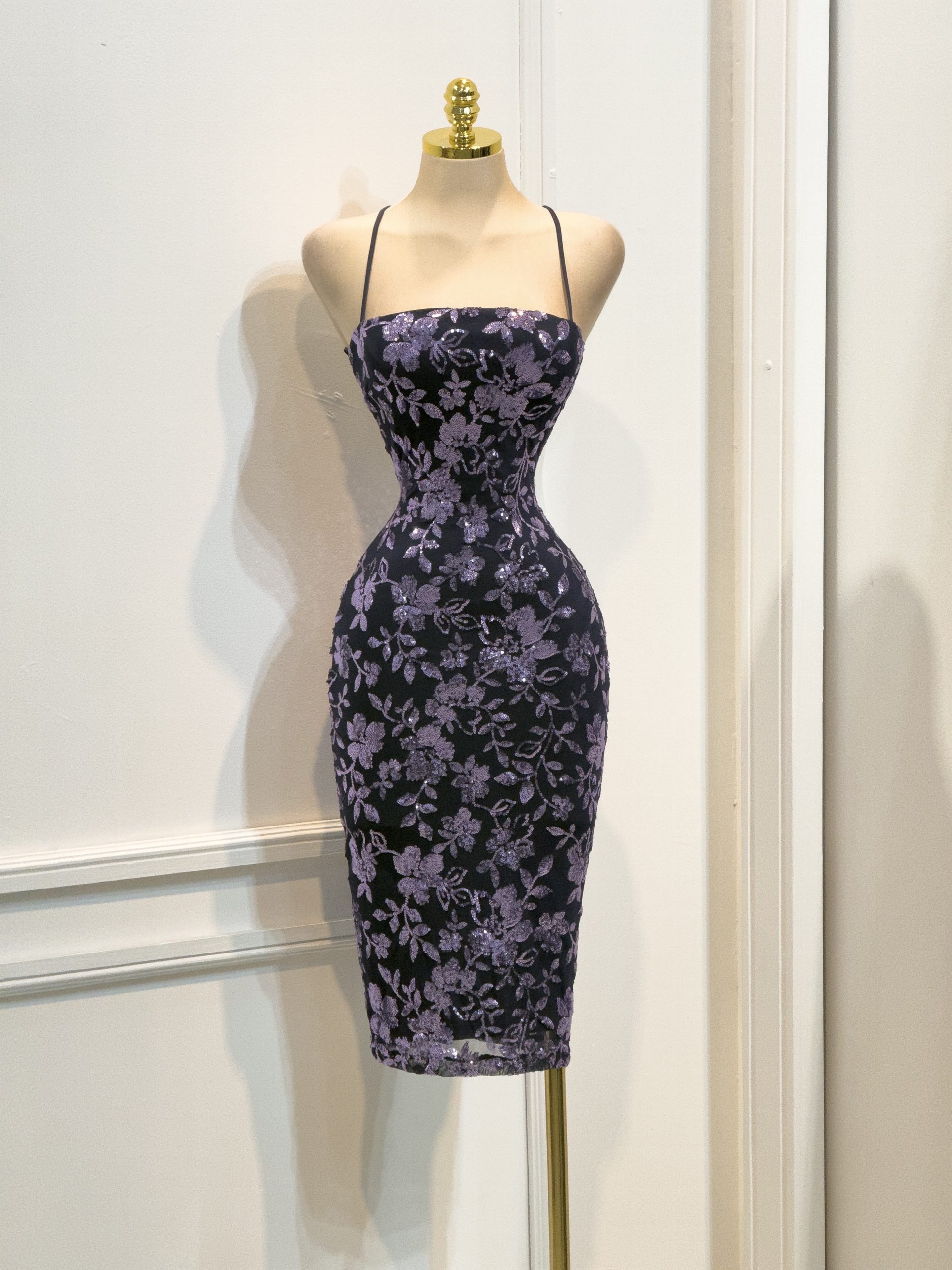 Vestido Azul Midi Con Bordado Floral En Lila Y Tirantes Delgados - Image 4