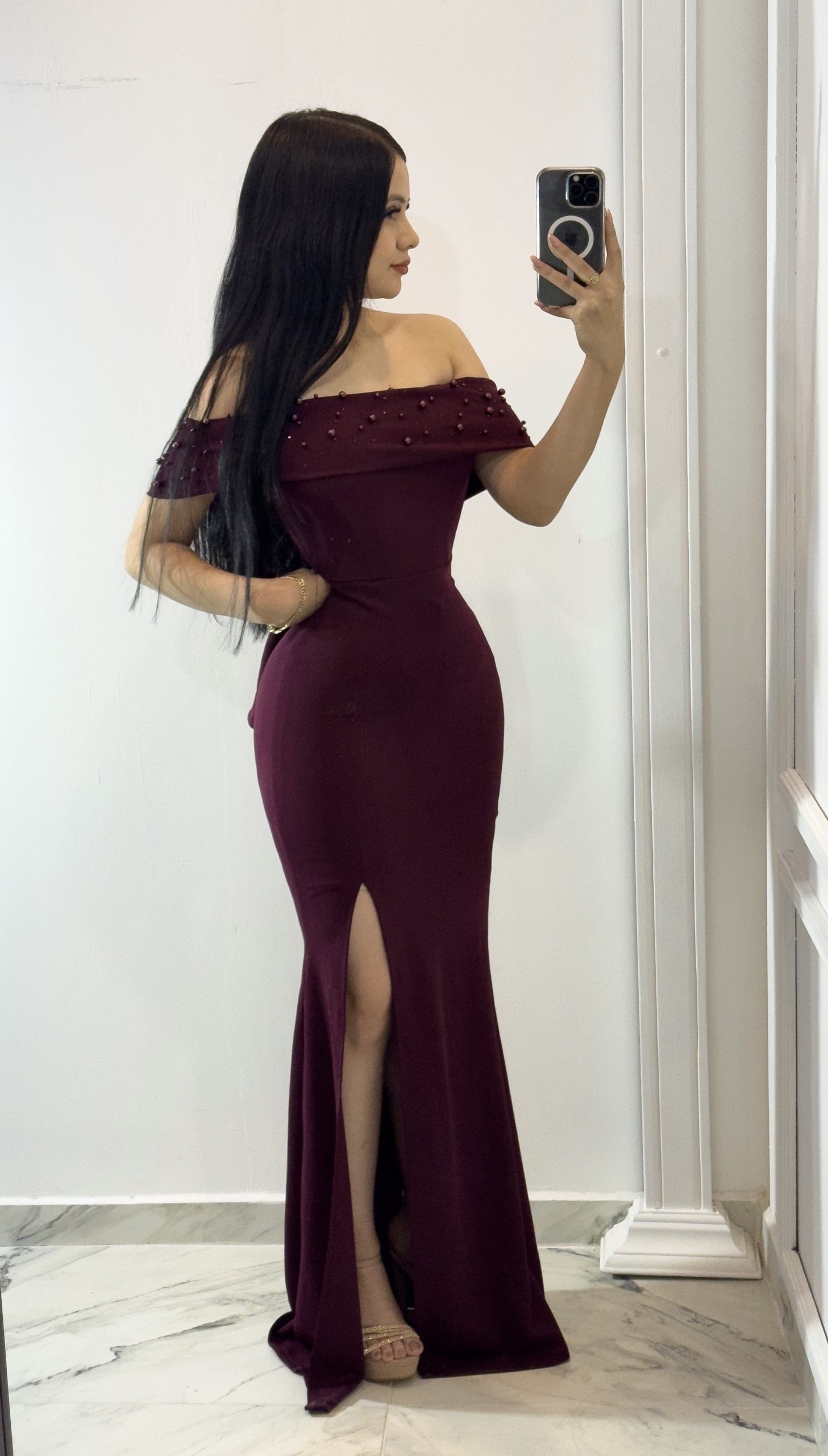 Vestido Color Vino Con Perlas - Image 4