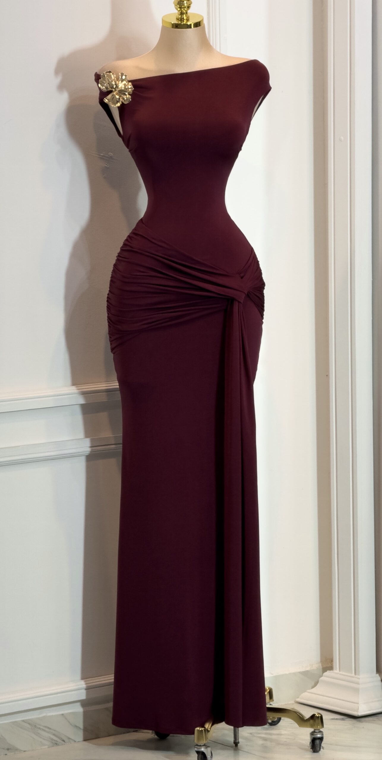 Vestido Largo Vino Con Drapeado Y Broche Floral - Image 3