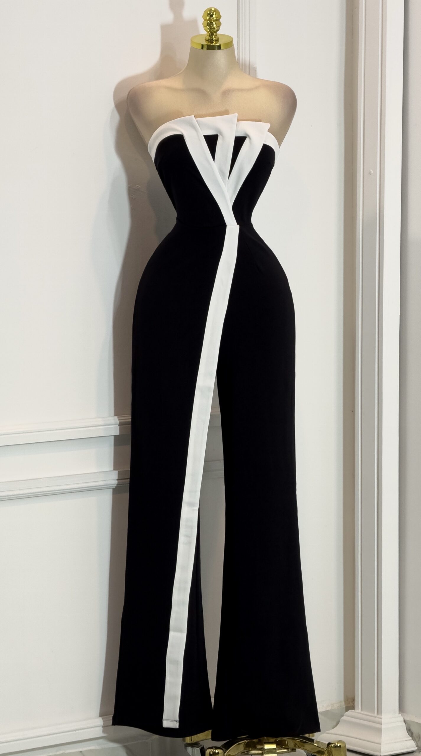 Palazzo Negro Strapless Con Detalle Blanco En Contraste - Image 3