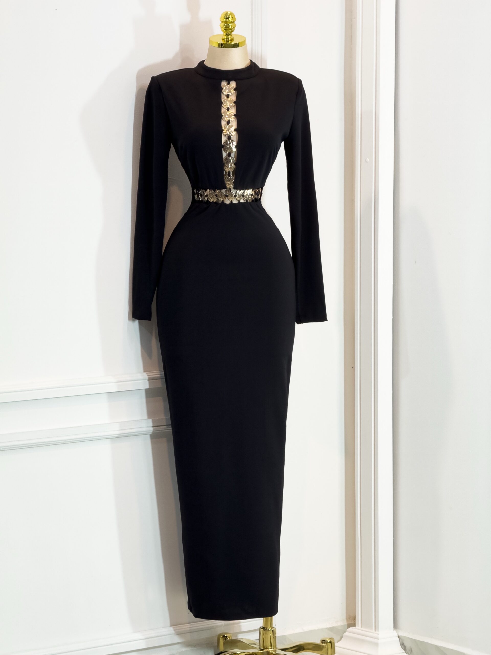 Vestido Largo Negro De Manga Larga Con Detalle Dorado - Image 3